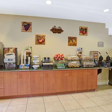 Microtel Inn & Suites By Wyndham Bushnell Exterior foto