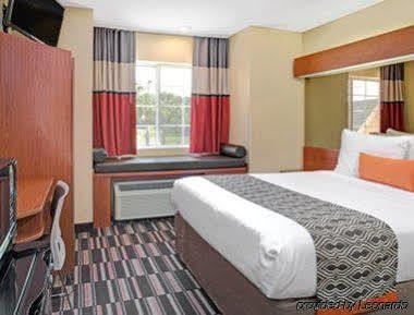 Microtel Inn & Suites By Wyndham Bushnell Exterior foto